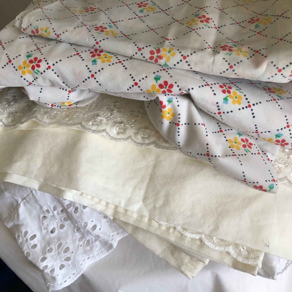 Read description twin full Vintage/modern Bed Sheets bed skirt w eyelit
